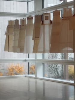 belye-odezhdy-transit-ober-gallery-kent-usa-8c671c30-5471-4200-b3a1-0e64cd47384b